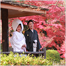 紅葉で彩る日本庭園での和装ロケーションウェディング写真1